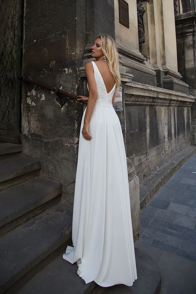 Elegant Chiffon Bataeu-neck Sleeveless Bridal Gown with Applique-715682
