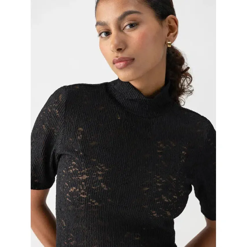 S/S LACE MOCK KNIT TOP